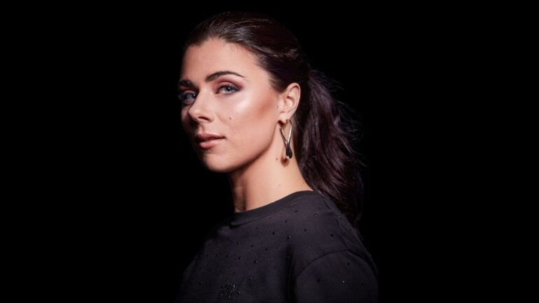 Laura van Dam - Capture Radio